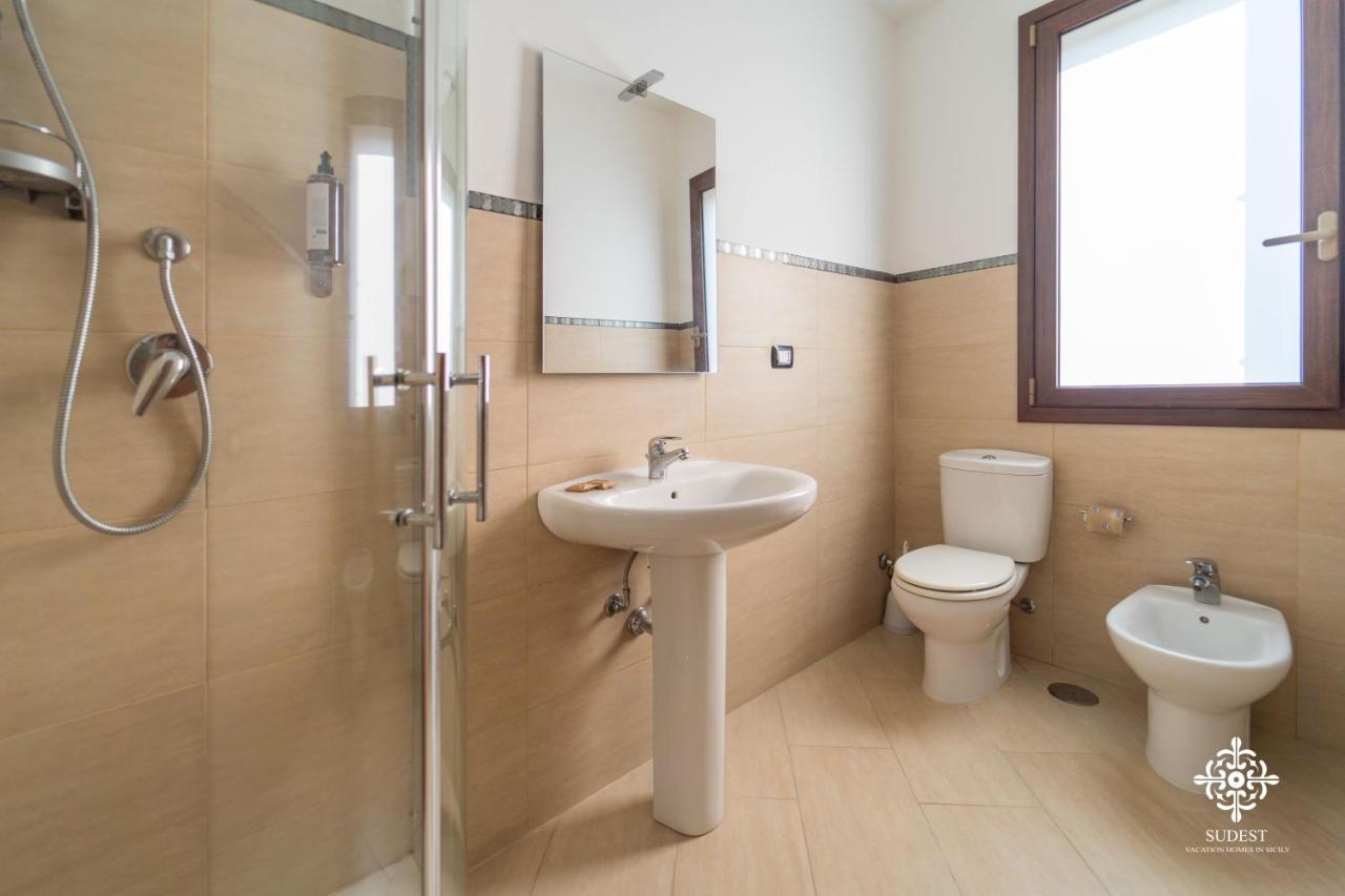 Villa Seaside - Beach Retreat With Jacuzzi Syracuse Buitenkant foto