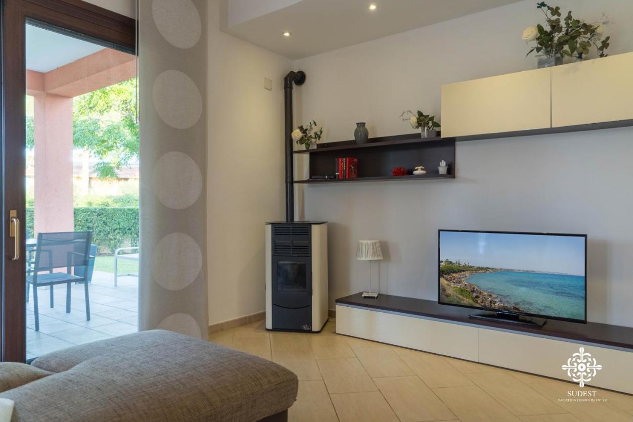 Villa Seaside - Beach Retreat With Jacuzzi Syracuse Buitenkant foto