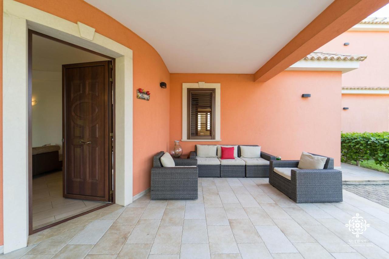Villa Seaside - Beach Retreat With Jacuzzi Syracuse Buitenkant foto
