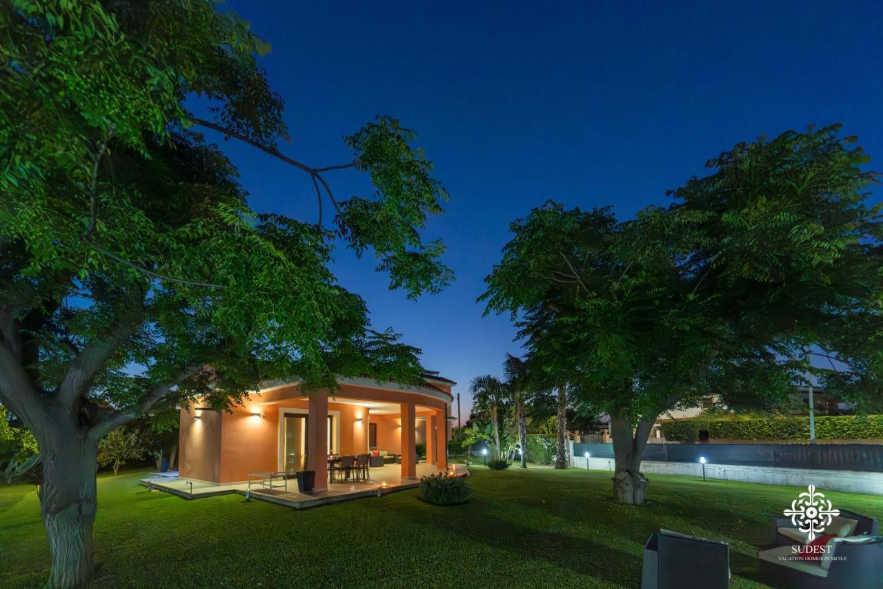 Villa Seaside - Beach Retreat With Jacuzzi Syracuse Buitenkant foto