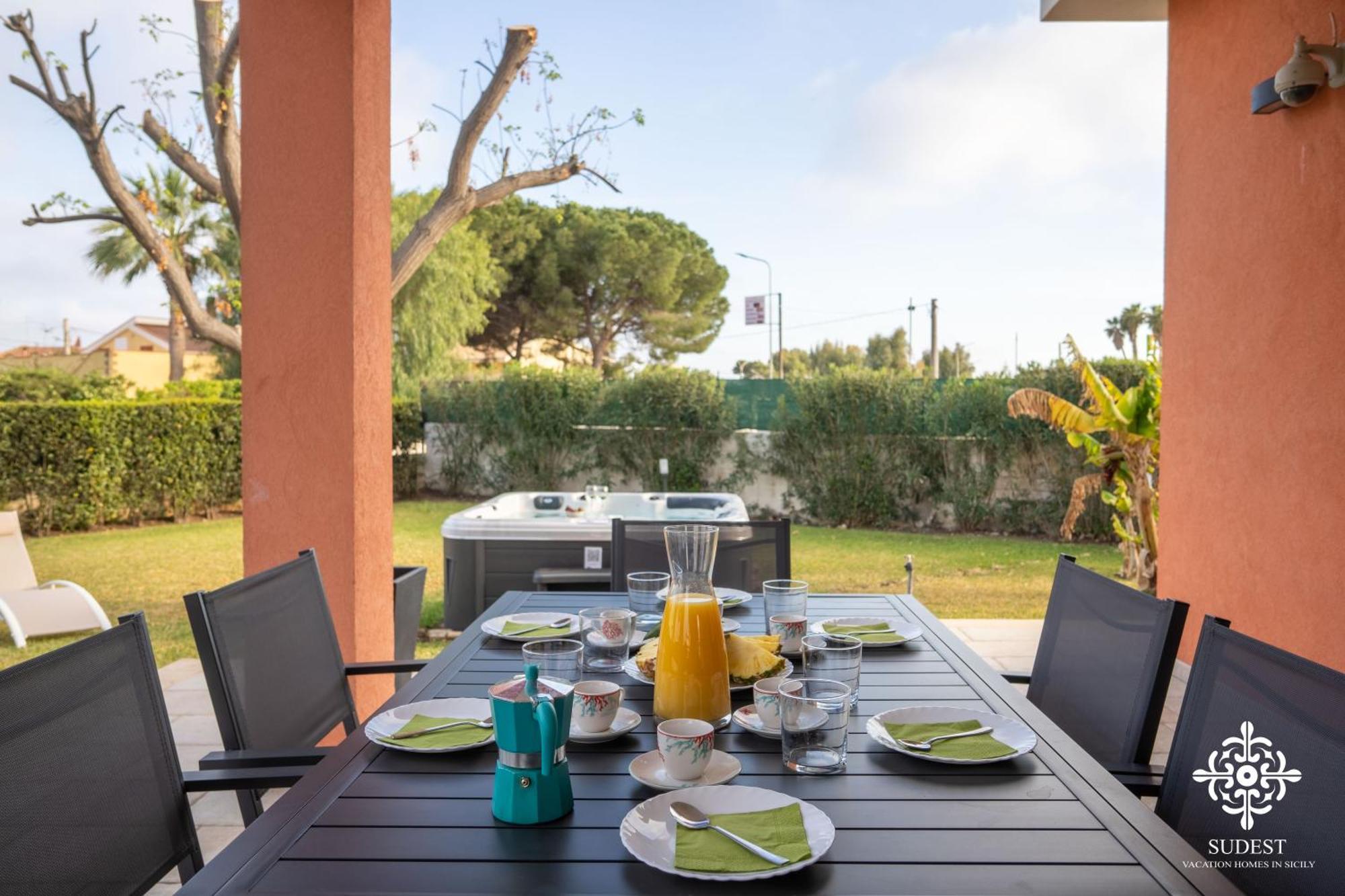 Villa Seaside - Beach Retreat With Jacuzzi Syracuse Buitenkant foto