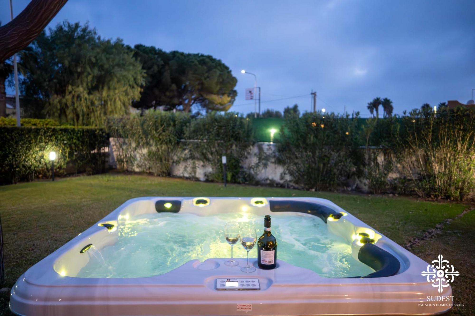 Villa Seaside - Beach Retreat With Jacuzzi Syracuse Buitenkant foto