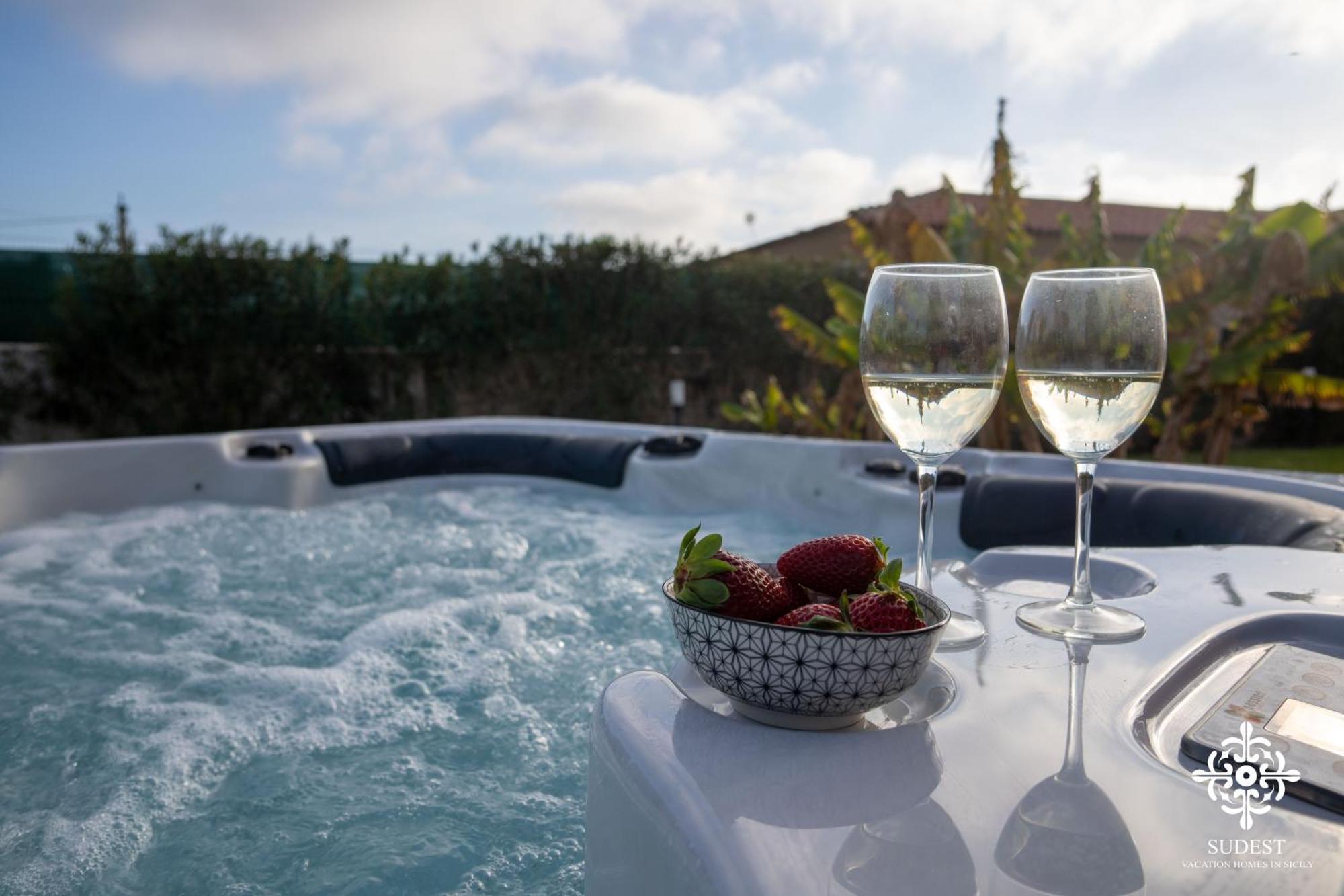 Villa Seaside - Beach Retreat With Jacuzzi Syracuse Buitenkant foto