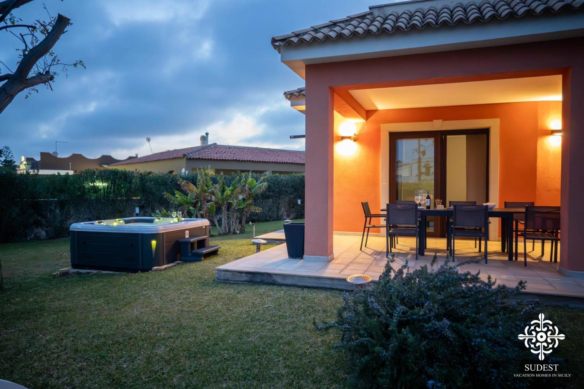 Villa Seaside - Beach Retreat With Jacuzzi Syracuse Buitenkant foto